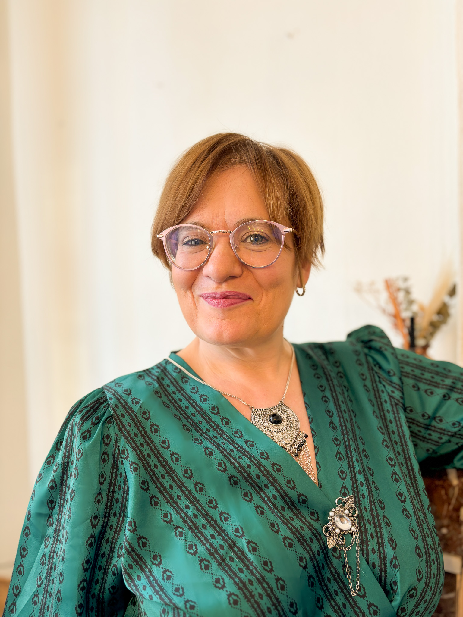 Ambiance chaleureuse et intimiste, cartes et lumière naturelle