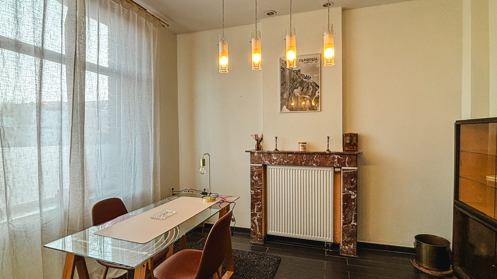 Lumière naturelle filtrant à travers des feuilles