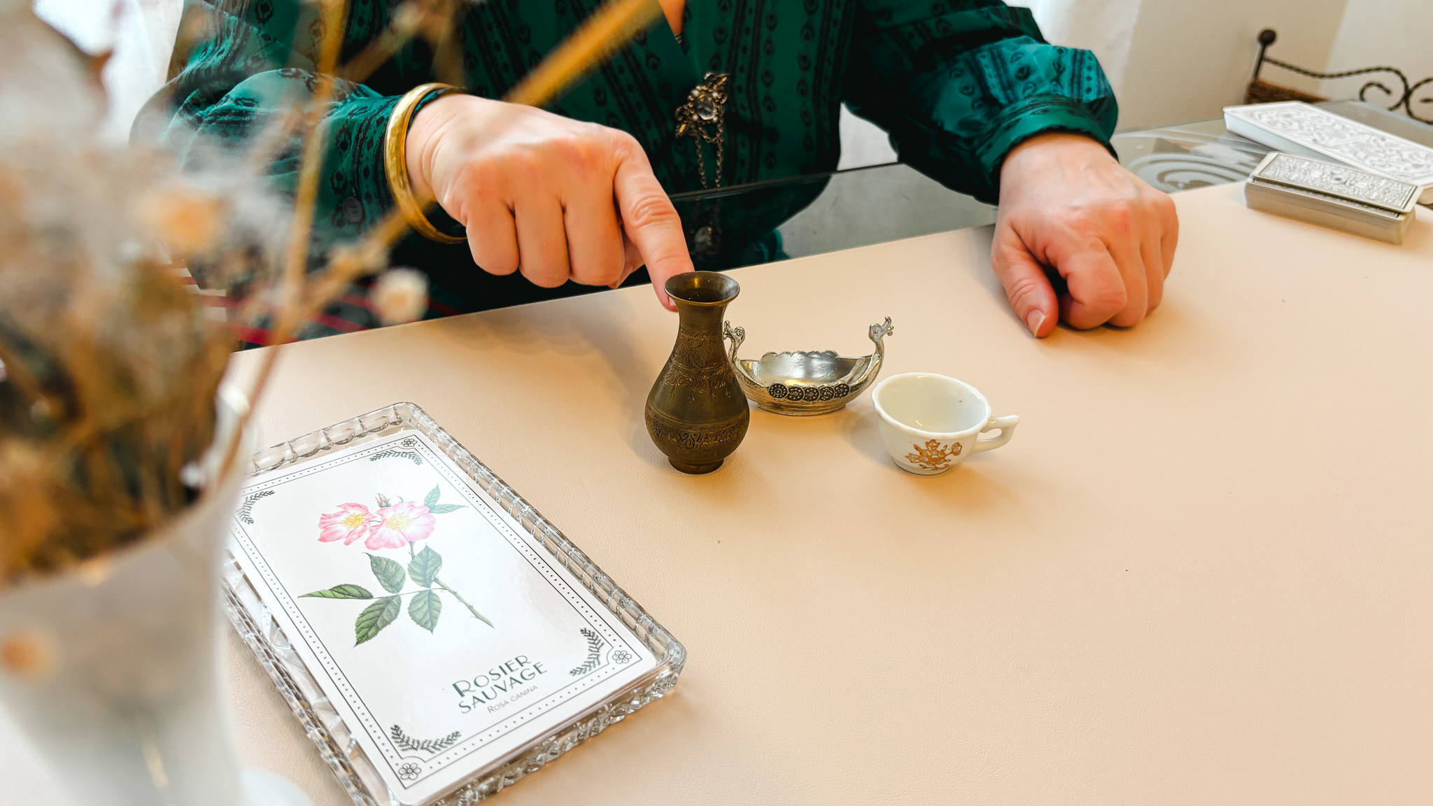 Bouquet de fleurs séchées, bougies et cristaux dans un intérieur lumineux