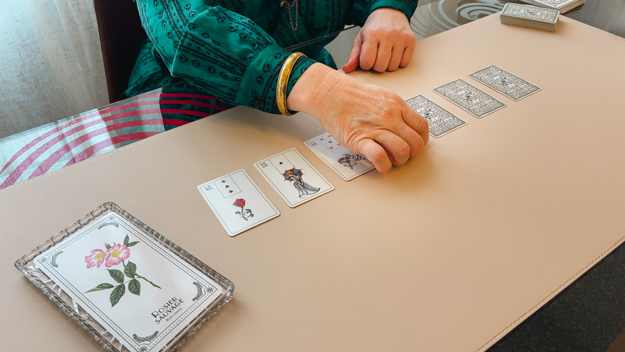 Tirage de cartes sur table épurée avec lumière naturelle